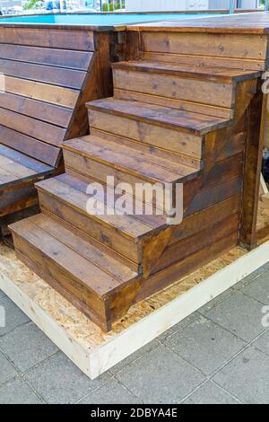Holztreppe zum erhöhten Pool Deck Stockfoto