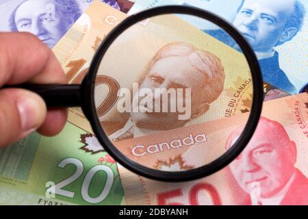 Kanadische Dollar in einer Lupe Stockfoto
