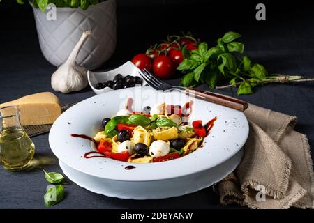 Rustikaler Tortellini Nudelsalat mit Mozzarella Stockfoto