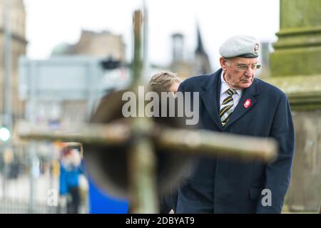 Militärveteranen und die Öffentlichkeit kommen, um während einer 2-minütigen Stille in den Gardens of Remembrance in der Princess Street in Edinburgh ihren Respekt zu zollen. Kredit: Euan Cherry Stockfoto