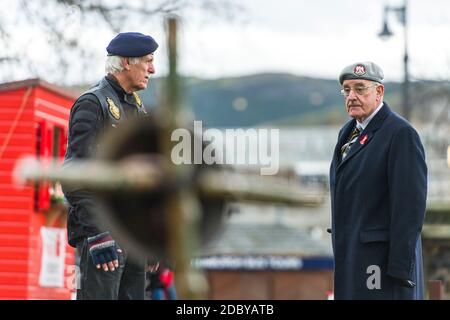 Militärveteranen und die Öffentlichkeit kommen, um während einer 2-minütigen Stille in den Gardens of Remembrance in der Princess Street in Edinburgh ihren Respekt zu zollen. Kredit: Euan Cherry Stockfoto