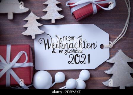 Ein Label Mit Deutscher Kalligraphie Frohe Weihnachten Und Ein Glückliches 2021 Bedeutet Frohe Weihnachten Und Happy 2021. Weihnachtsdekoration Wie Geschenke Ein Stockfoto