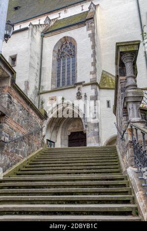 Treppe und Eingang zur St. Vitus Kirche in Cesky Krumlov ohne Menschen Stockfoto