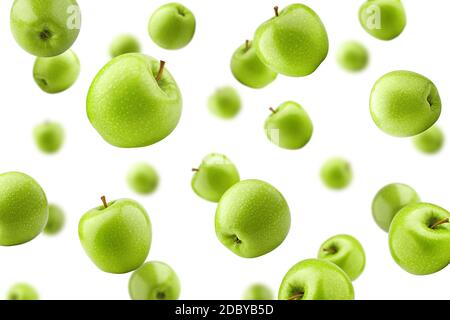 Fallender grüner saftiger Apfel isoliert auf weißem Hintergrund, selektiver Fokus Stockfoto