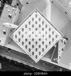 Obere Luftaufnahme der modernen Archiektur des islamischen religiösen Kulturzentrums in Ljubljana, Slowenien, Europa. Schwarzweiß-Bild. Stockfoto