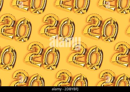 Zahlen 20 goldene Luftballons Muster. Zwanzig Jahre Jubiläum Feier Layout auf einem gelben Hintergrund. Stockfoto