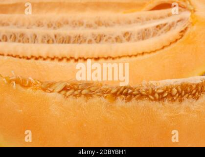 Textur von gelbem reifen Melonenfleisch mit Samen, Nahaufnahme Stockfoto