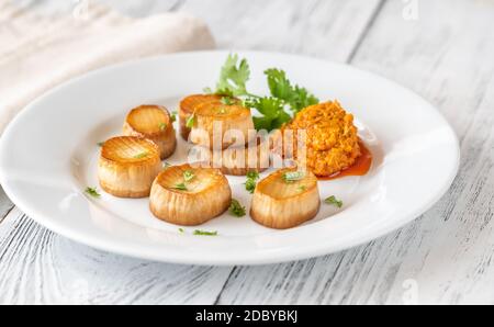 König Austernpilz Jakobsmuscheln weißen Teller Stockfoto