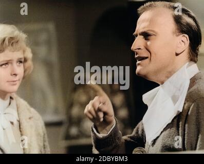 Sabine Sinjen und Yedhudi Menhin, amerikanischer Geiger, in einer Aufnahmen zum Spielfilm 'Sabine und die hundert Männer', Deutschland 1960. Deutsche Schauspielerin Sabine Sinjen und Amerikanische Geiger Yehudi Menuhin in 'Sabine und Sterben der Film hundert Maenner", Deutschland 1960. Stockfoto