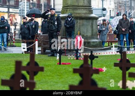 Die Öffentlichkeit zollt in der 2-minütigen Stille in den Gardens of Remembrance, in Princess Street Gardens for Remembrance Sunday in Edinburgh Respekt. Kredit: Euan Cherry Stockfoto