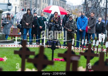 Die Öffentlichkeit zollt in der 2-minütigen Stille in den Gardens of Remembrance, in Princess Street Gardens for Remembrance Sunday in Edinburgh Respekt. Kredit: Euan Cherry Stockfoto