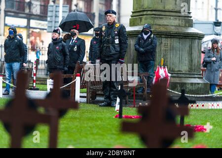 Die Öffentlichkeit zollt in der 2-minütigen Stille in den Gardens of Remembrance, in Princess Street Gardens for Remembrance Sunday in Edinburgh Respekt. Kredit: Euan Cherry Stockfoto