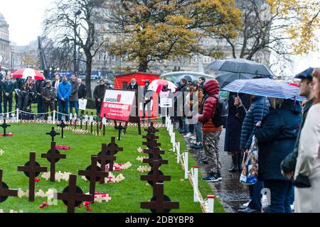 Die Öffentlichkeit zollt in der 2-minütigen Stille in den Gardens of Remembrance, in Princess Street Gardens for Remembrance Sunday in Edinburgh Respekt. Kredit: Euan Cherry Stockfoto