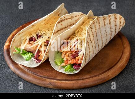 Tacos: Traditionelle mexikanische Gerichte auf Holzbrett Stockfoto