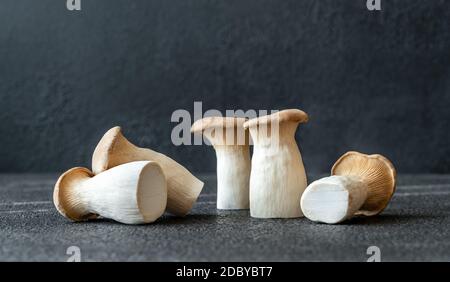 Rohe Königsausternpilze auf dunklem Hintergrund Stockfoto