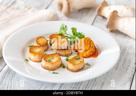 König Austernpilz Jakobsmuscheln weißen Teller Stockfoto