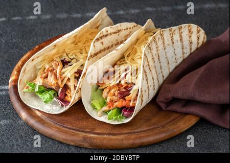 Tacos: Traditionelle mexikanische Gerichte auf Holzbrett Stockfoto