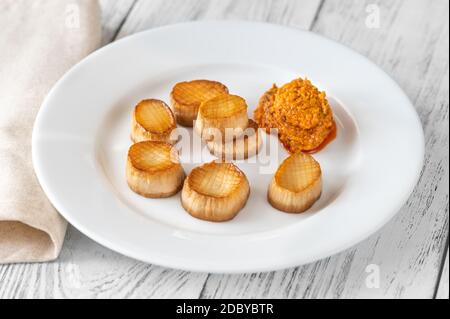 König Austernpilz Jakobsmuscheln weißen Teller Stockfoto
