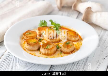 König Austernpilz Jakobsmuscheln weißen Teller Stockfoto