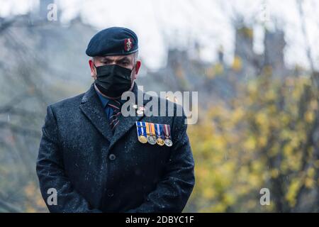 Die Öffentlichkeit zollt in der 2-minütigen Stille in den Gardens of Remembrance, in Princess Street Gardens for Remembrance Sunday in Edinburgh Respekt. Kredit: Euan Cherry Stockfoto