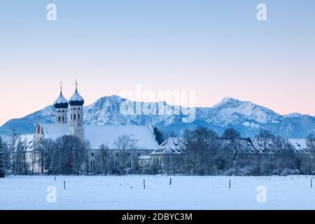 Geographie / Reisen, Deutschland, Bayern, Benediktbeuern, Kirchturm-Kloster Benediktbeuern vor ihr, Additional-Rights-Clearance-Info-Not-available Stockfoto