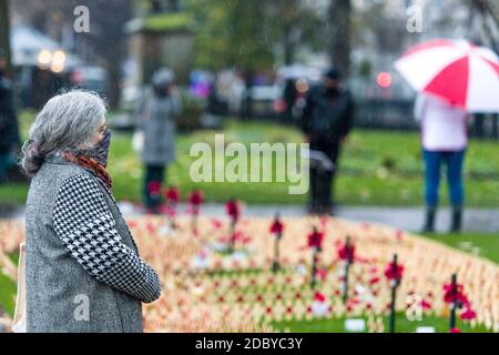 Die Öffentlichkeit zollt in der 2-minütigen Stille in den Gardens of Remembrance, in Princess Street Gardens for Remembrance Sunday in Edinburgh Respekt. Kredit: Euan Cherry Stockfoto