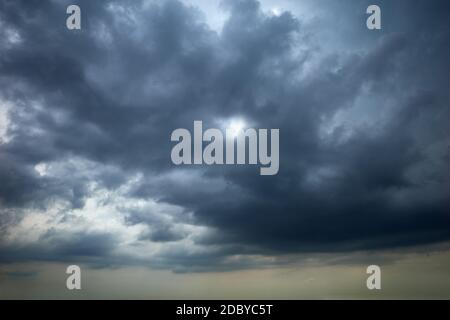 Wolken bedeckten den bewölkten Himmel Stockfoto