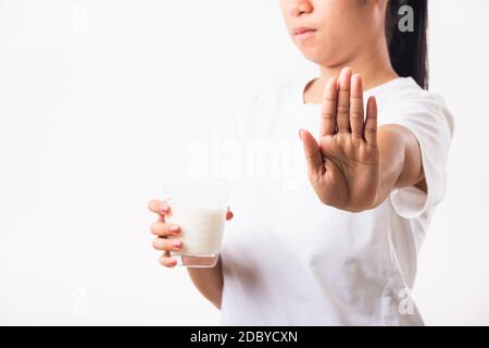 Nahaufnahme Frau hebt eine Hand zu stoppen Zeichen verwenden Hand hält Glasmilch Sie ist schlecht Magenschmerzen hat schlechte Laktose-Intoleranz ungesunde Problem mit Milch Stockfoto