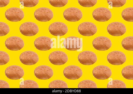 Ein Laib Weißbrot auf einem gelben isolierten Hintergrund. Nahtloses Muster. Originelles Verpackungsdesign Stockfoto