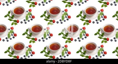 Eine Tasse Tee, Erdbeeren, Heidelbeeren und Minzblätter auf einem weißen isolierten Hintergrund. Nahtloses Muster. Originelles Verpackungsdesign Stockfoto