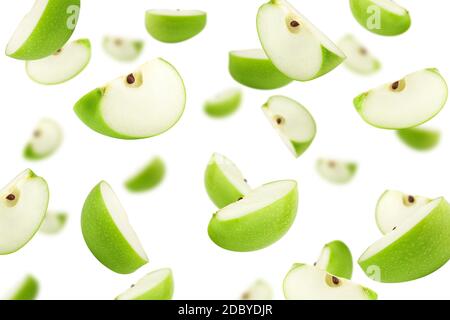 Fallender grüner saftiger Apfel isoliert auf weißem Hintergrund, selektiver Fokus Stockfoto