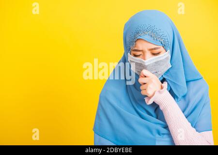 Asiatisch muslimisch arabisch, Porträt von glücklich schöne junge Frau religiöse tragen Schleier Hijab sie tragen Schutzmaske, Ausbruch coronavirus verwenden Hand c Stockfoto