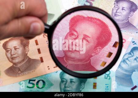 Chinesische Yuans in einer Lupe Stockfoto