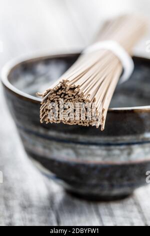 Ungekochte Soba-Nudeln. Traditionelle japanische Nudeln auf Schüssel. Stockfoto