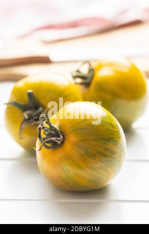 Grüne Zebratomaten auf weißem Tisch. Stockfoto