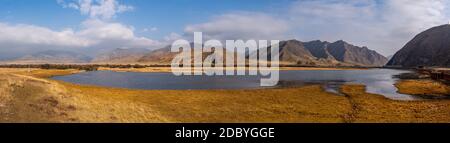 Gelbe Wiesen, Berge und Seen im Herbst Stockfoto