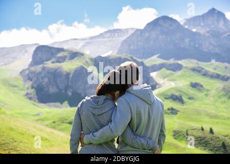 Romantisches Familienpaar In Den Bergen In Österreich Reisen Stockfoto