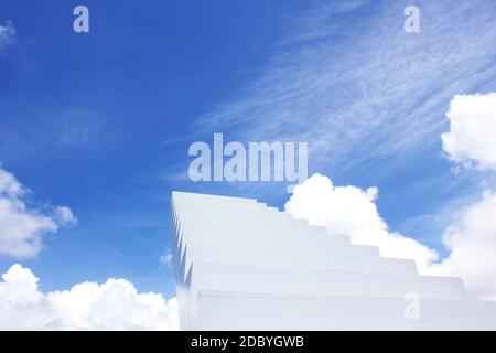 Blauer Himmel und weiße Treppen Stockfoto