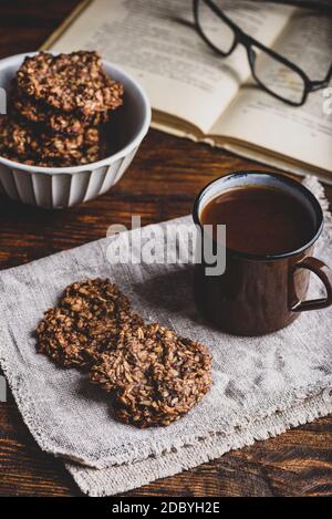 Banana Haferflocken Kekse mit Schokoladenaufstrich und Tasse Kaffee Stockfoto