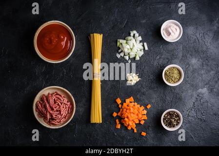 Zutaten für einfache Pasta Bolognese auf Beton Hintergrund. Blick von oben Stockfoto