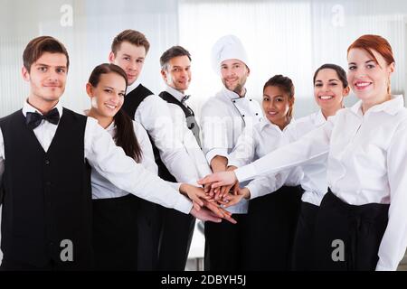 Vielfältiges Team Von Kellnern Und Hospitality-Personal Menschen In Uniform Stockfoto