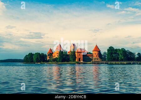 Trakai Insel Schloss in Lake Galve, beliebteste Touristenziel in Litauen. Drohnenansicht Stockfoto