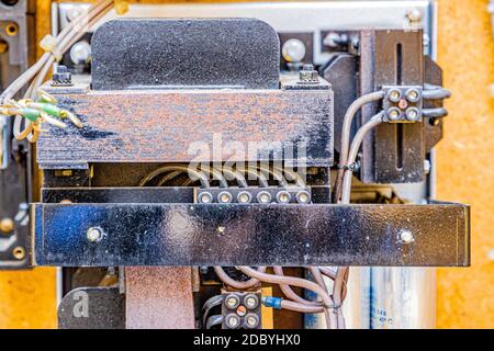 Schmutzige und rostige Metallstruktur mit schmutzigen elektrischen Drähten, die in eine stillgediente Steuerrelais-Box aus der alten Eisenrheinbahn (IJzeren Rijn) geschnitten wurden. Mittelw Stockfoto