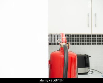 Bild von Feuerlöschern in der Küche Stockfoto