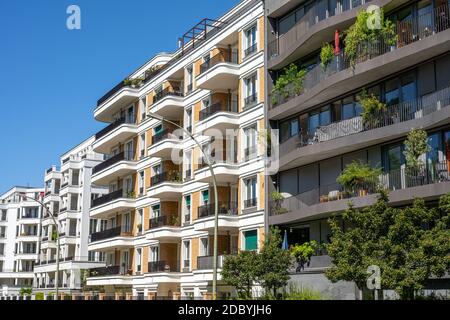 Moderne Luxus-Apartmenthäuser in Berlin, Deutschland gesehen Stockfoto