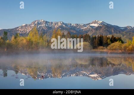 Geographie / Reisen, Deutschland, Bayern, Grossweil, Haselsee mit Herzogstand und Schottergarten, Additional-Rights-Clearance-Info-Not-available Stockfoto