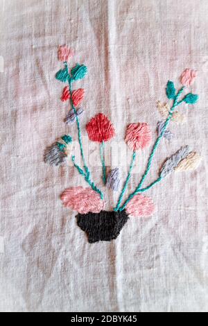 Rote Blumen handgemachte gestickte glatte Dekoration auf weißem Stoff, Vintage Folk Stickerei in Weißrussland, zweite Hälfte des 19. Jahrhunderts Stockfoto