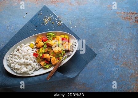 Essen chinesische Küche mit Reis, Lachs Fisch und Gemüse Stockfoto