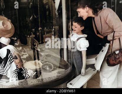 Susanne Uhlen, deutsche Plant, als Art beim Einkaufsbummel mit ihrer Mutter Gisela, Deutschland um 1964. Deutsche Schauspielerin Susanne Uhlen als Kind einkaufen mit Ihrer Mutter Gisela, Deutschland um 1964. Stockfoto