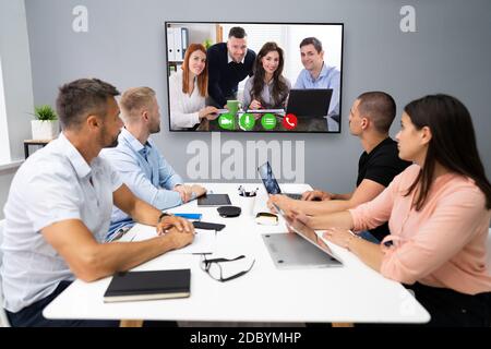 Videokonferenz, Geschäftsbesprechung, Anruf Im Büro Stockfoto